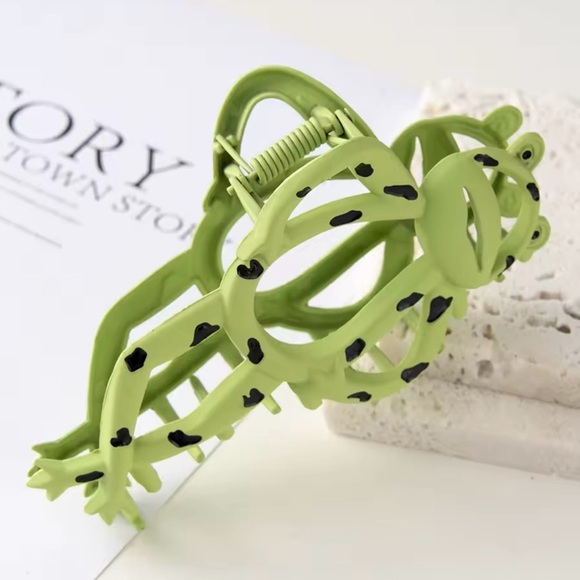Green Frog Hair Clip - Picture 2 of 3